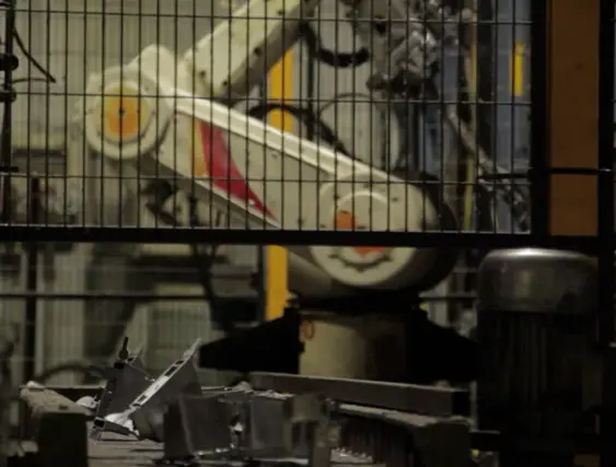 Robot antropomorfo per l'automazione del prelievo pezzi in un'isola di pressofusione