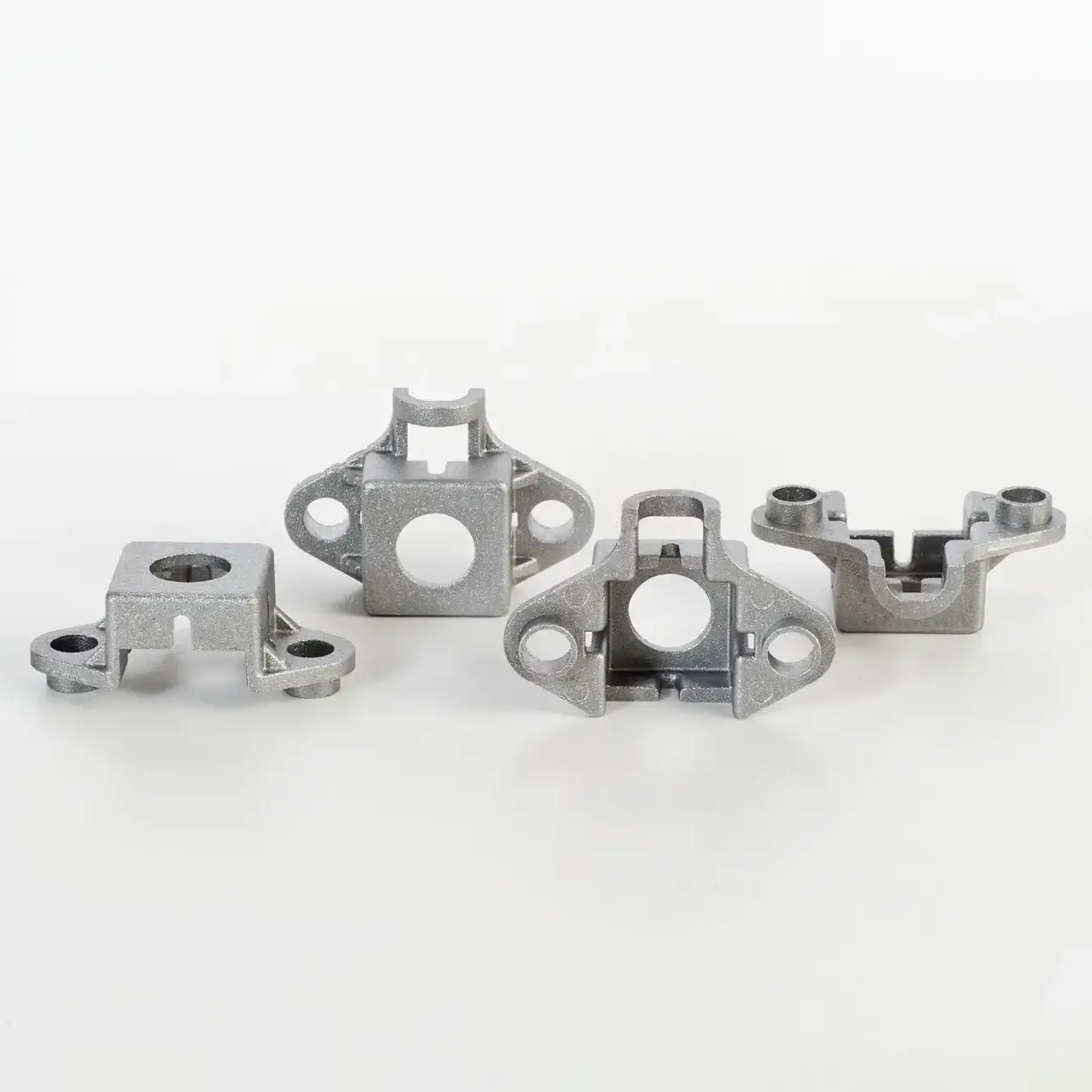 Set di staffe e supporti tecnici in zama pressofusa per assemblaggi industriali di precisione